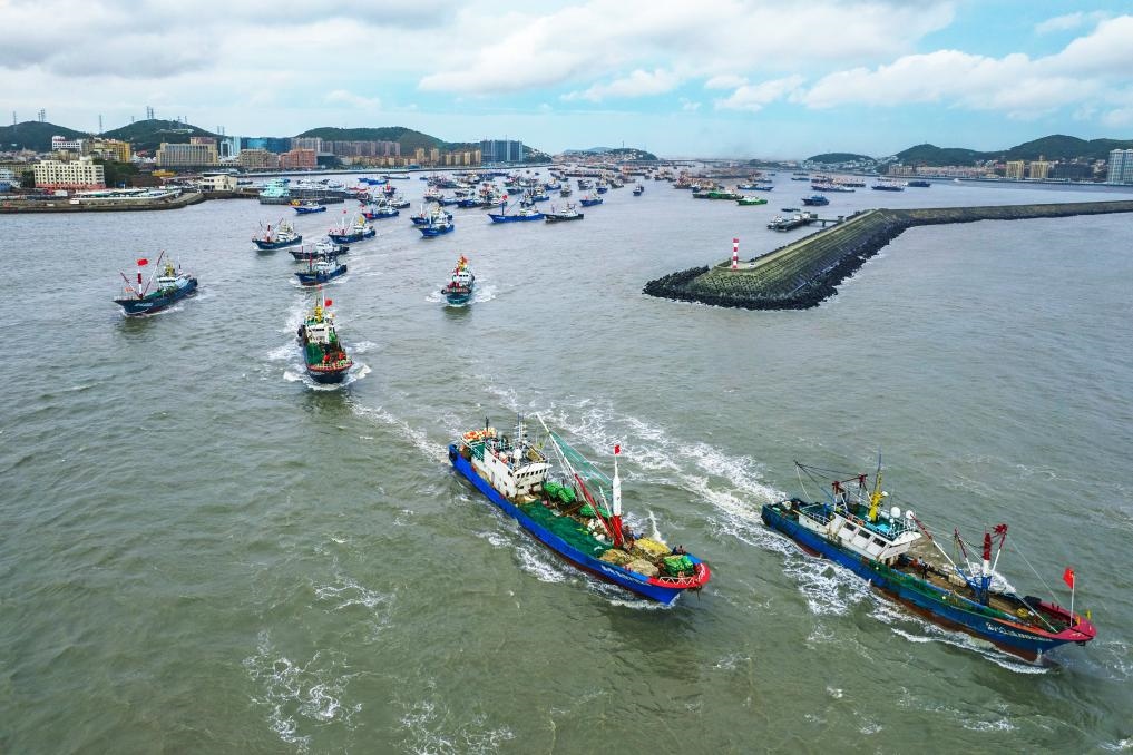 舟山沈家門水域漁船集中出海。（浙江海事局供圖）