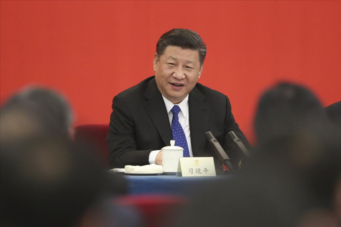 2018年3月4日下午，中共中央總書記、國家主席、中央軍委主席習(xí)近平看望參加全國政協(xié)十三屆一次會議的民盟、致公黨、無黨派人士、僑聯(lián)界委員，并參加聯(lián)組會，聽取意見和建議。 新華社發(fā)（盛佳鵬 攝）