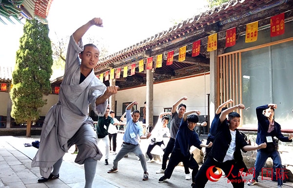 日本少林寺拳法青年代表團(tuán)體驗體驗少林十三拳。人民網(wǎng)記者 張靖攝