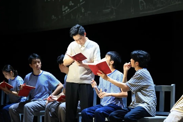 清華大學(xué)原創(chuàng)話(huà)劇《馬蘭花開(kāi)》在國(guó)家大劇院上演。校方供圖