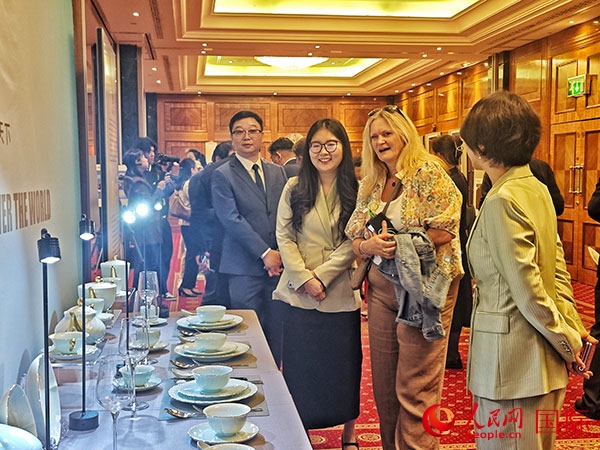 英國觀眾參觀“景德鎮(zhèn)制”區(qū)域品牌新品。人民網(wǎng)記者 邢雪攝