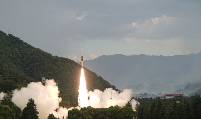 快舟一號甲運載火箭將天啟星座29~32星發(fā)射升空。楊熙攝