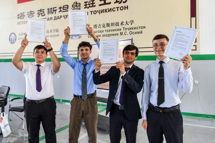 2024年7月3日，在塔吉克斯坦首都杜尚別，魯班工坊赴華留學生展示錄取通知書。新華社記者 曹陽 攝