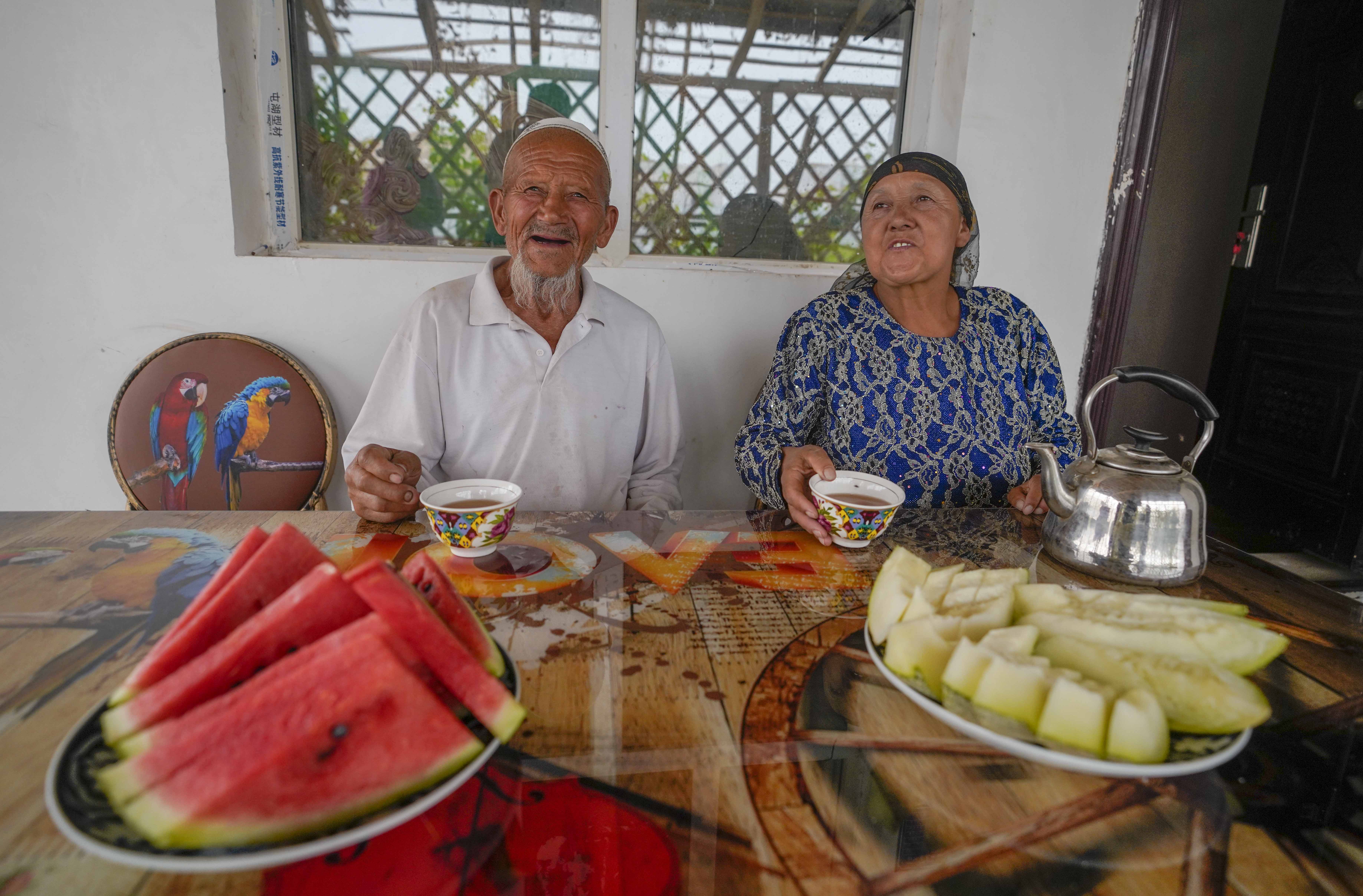 在新疆喀什地區(qū)伽師縣江巴孜鄉(xiāng)依帕克其村57號，80歲的維吾爾族老人伊米提·艾山（左）在自家庭院中（2020年6月8日攝）。