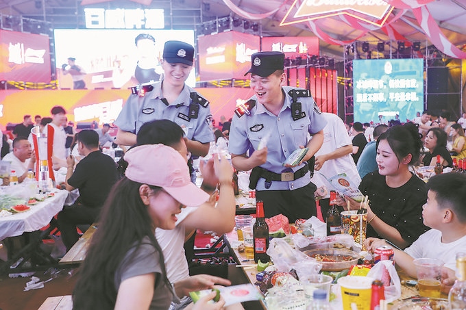 8月10日，黑龍江省哈爾濱市公安局松北分局民警輔警在啤酒大棚開展安全宣傳。史繼東攝