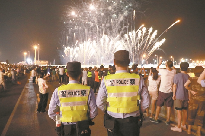 8月10日，黑龍江省哈爾濱市公安局松北分局民警輔警在啤酒大棚開展安全宣傳。史繼東攝