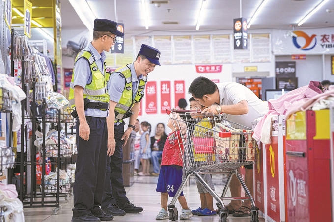 ?8月27日，貴州省凱里市公安局組織開展拉網(wǎng)式大排查，民警在超市和群眾交流。周國輝攝