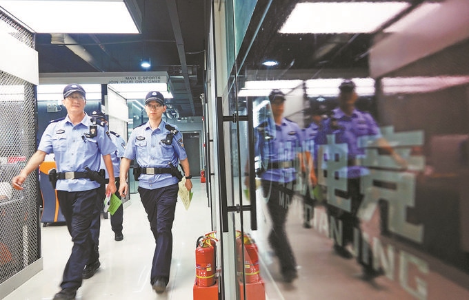 ▲7月6日，山西省新絳縣公安局龍興派出所組織警力對網(wǎng)吧等場所進(jìn)行集中治安檢查。高新生攝