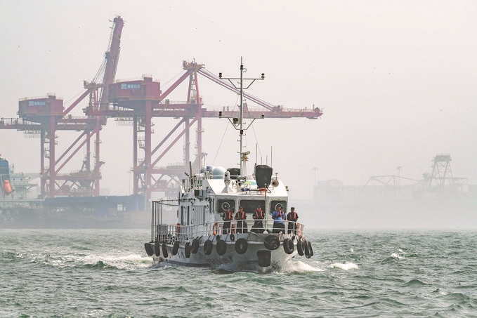 ?7月5日，秦皇島出入境邊防檢查站聯(lián)合秦皇島市公安局水陸巡特警支隊開展海上聯(lián)合巡航。陳凈萱攝