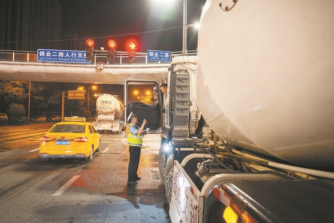 7月25日，陜西省西安市公安局交警支隊開展全市中重型貨車及面包車違法異地互查整治行動。孫崇明攝