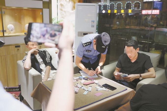 9月7日，云南省昆明市公安機關(guān)對棋牌室開展檢查。