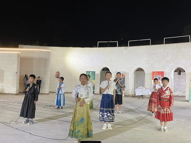 東方藝術(shù)文化館小朋友的詩(shī)朗誦表演。開羅中國(guó)文化中心供圖