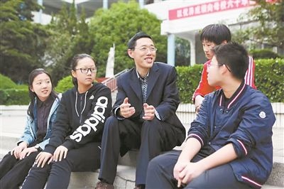 淮北市首批高層次人才儲(chǔ)備金獲得者、淮北市第一中學(xué)教師陳超（左三）在與學(xué)生交談?；幢笔形瞬殴ぷ骶止﹫D