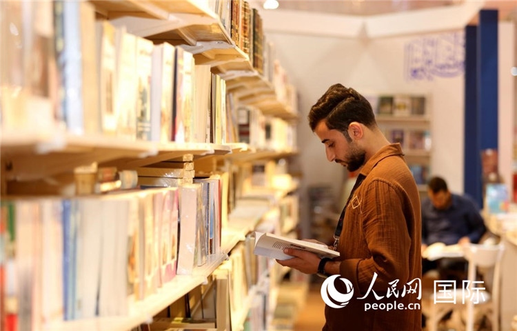 一位民眾在讀書(shū)。人民網(wǎng)中東中心分社奧馬爾·哈利勒攝