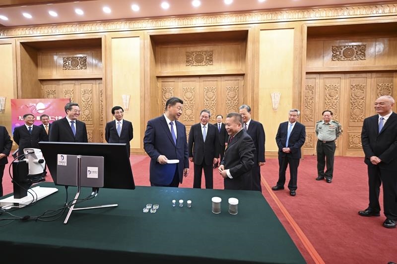 △2024年9月23日，習近平總書記等參觀月球樣品和探月工程成果展覽。