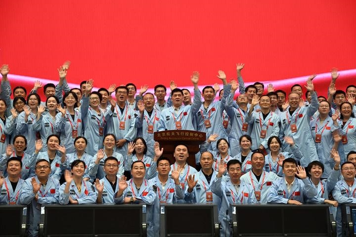 △2024年6月25日，嫦娥六號任務圓滿成功后，工作人員在北京航天飛行控制中心合影。