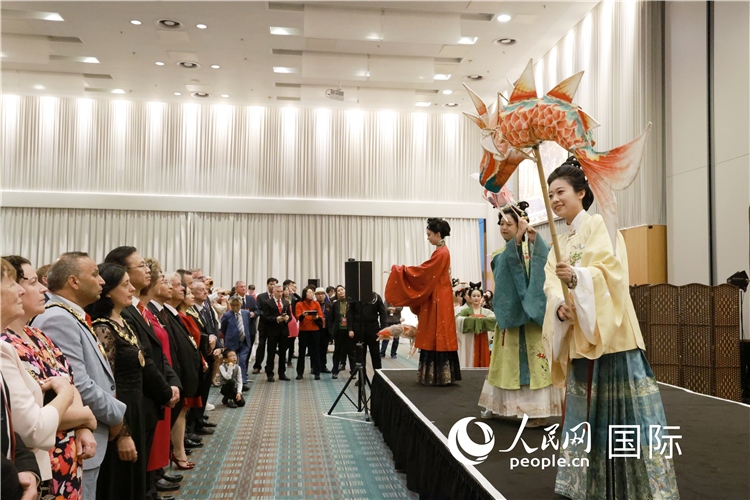 2、留學(xué)生表演了漢服展示《絲路霓裳》。邢雪攝