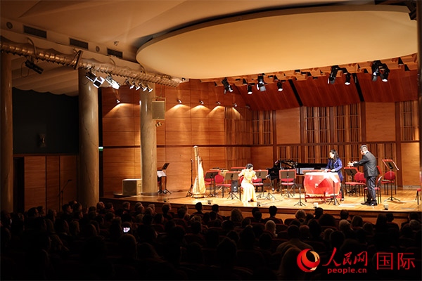 中國歌劇舞劇院的音樂家表演京劇曲牌《夜深沉》。人民網(wǎng)記者 禹麗敏攝