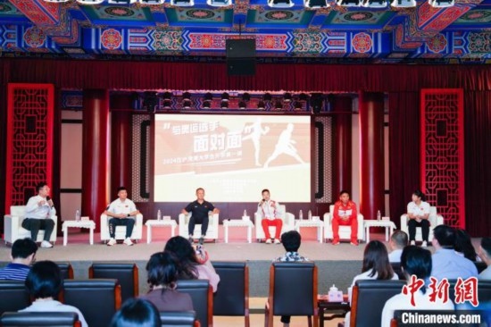吳愉、王德新、沈?qū)W軍、江海東、朱曉蕾與在座同學(xué)們分享個(gè)人的體育故事與成長(zhǎng)感悟。上海市港澳辦供圖