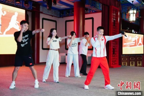 巴黎奧運(yùn)會(huì)拳擊冠軍吳愉現(xiàn)場(chǎng)教學(xué)。上海市港澳辦供圖