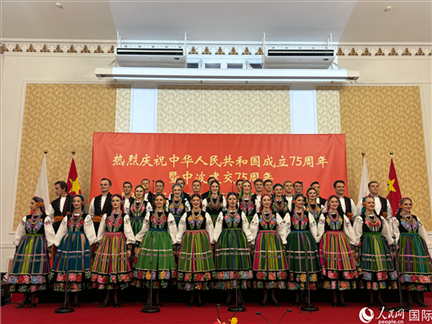 波蘭馬佐夫舍歌舞團(tuán)現(xiàn)場(chǎng)演出。人民網(wǎng)記者 禹麗敏攝