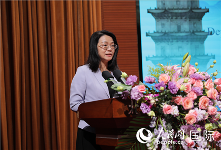 福建省人民政府外事辦公室副主任黃劭蓉在“走進(jìn)中華文明——海絲印記 世遺泉州”主題人文交流活動(dòng)中致辭。人民網(wǎng) 王婧攝