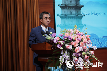 泉州市人民政府副市長姚飛在“走進(jìn)中華文明——海絲印記 世遺泉州”主題人文交流活動(dòng)中致辭。人民網(wǎng) 王婧攝