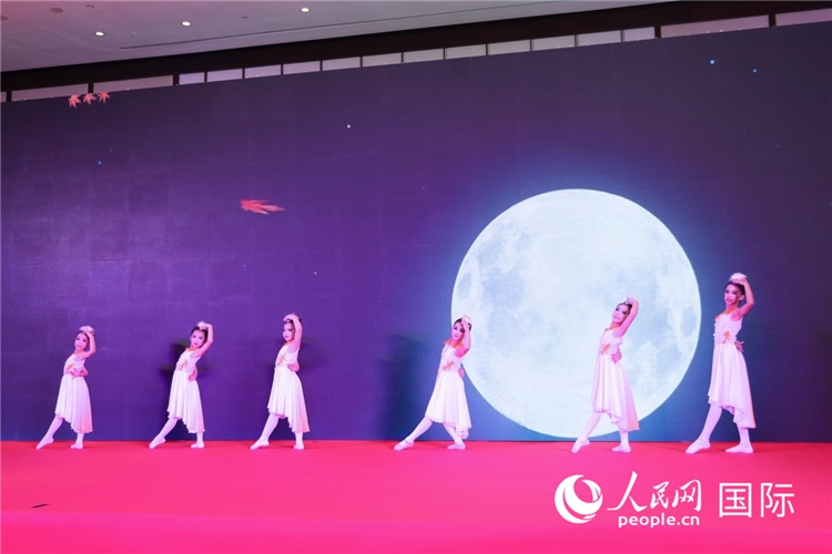 中國青少年歌舞表演。人民網(wǎng)記者任皓宇攝