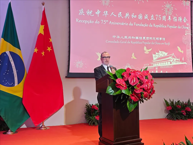 巴西外交部駐東北部地區(qū)辦公室主任德寶拉大使在招待會(huì)上致辭。 中國駐累西腓總領(lǐng)館供圖