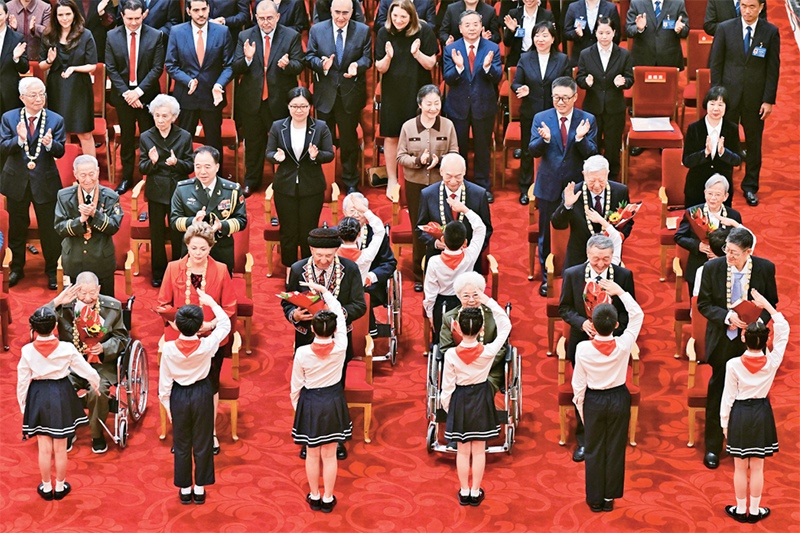 2024年9月29日，中華人民共和國(guó)國(guó)家勛章和國(guó)家榮譽(yù)稱號(hào)頒授儀式在北京人民大會(huì)堂隆重舉行。圖為少先隊(duì)員向國(guó)家勛章和國(guó)家榮譽(yù)稱號(hào)獲得者敬禮致意。 新華社記者 岳月偉/攝