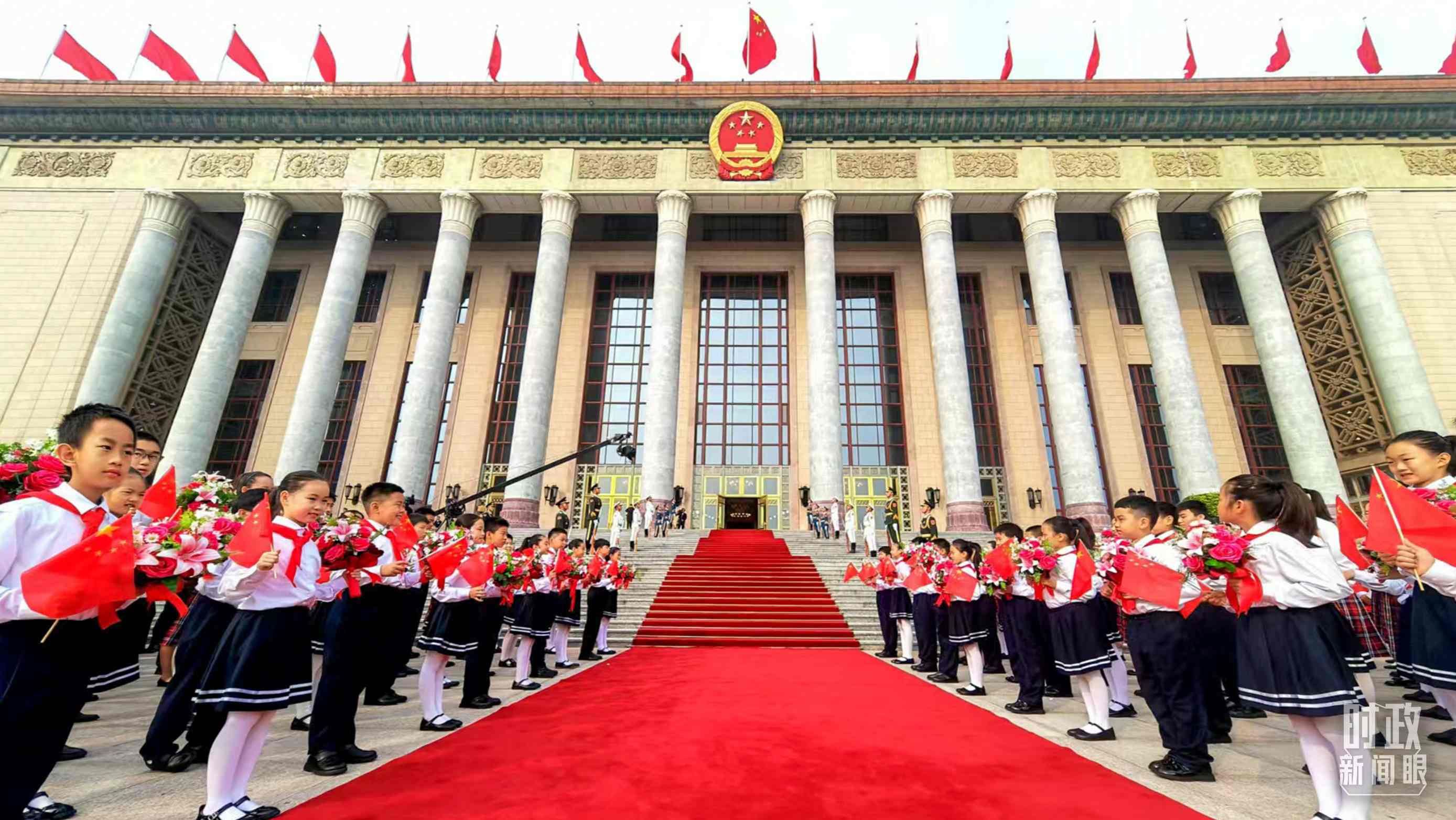9月29日，人民大會堂外紅毯鋪就，迎接英雄模范。（總臺央視記者劉琦拍攝）
