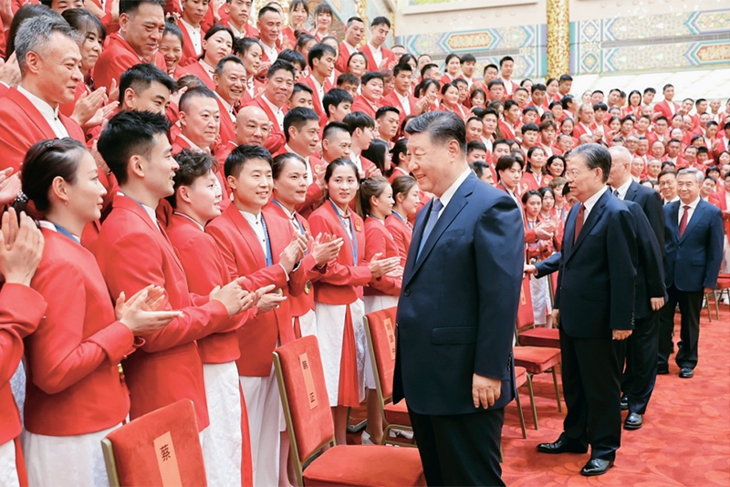 2024年8月20日，黨和國家領導人習近平、趙樂際、王滬寧、蔡奇、李希、韓正等在人民大會堂接見第33屆夏季奧林匹克運動會中國體育代表團全體成員。 新華社記者 鞠鵬/攝