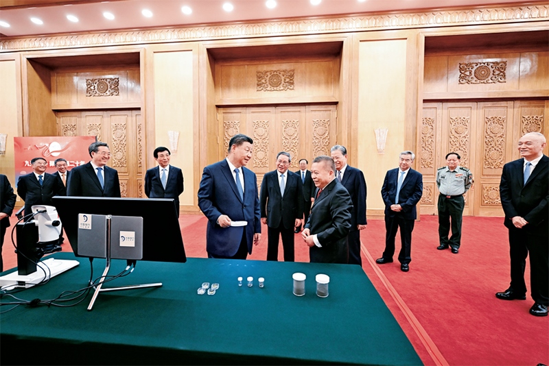 2024年9月23日，黨和國家領導人習近平、李強、趙樂際、王滬寧、蔡奇、丁薛祥、李希等在人民大會堂接見探月工程嫦娥六號任務參研參試人員代表并參觀月球樣品和探月工程成果展覽。這是習近平等參觀月球樣品和探月工程成果展覽。 新華社記者 謝環(huán)馳/攝