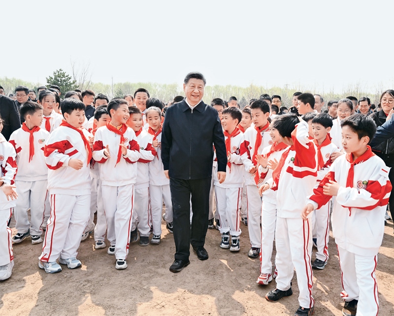 2024年4月3日，黨和國家領導人習近平、李強、趙樂際、王滬寧、蔡奇、丁薛祥、李希、韓正等來到北京市通州區(qū)潞城鎮(zhèn)參加首都義務植樹活動。這是習近平同少先隊員在一起。 新華社記者 李學仁/攝