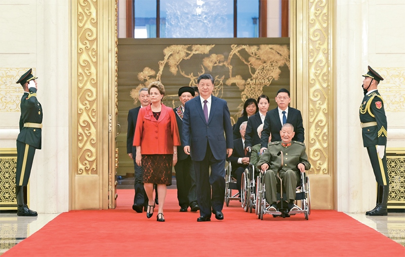 2024年9月29日，中華人民共和國國家勛章和國家榮譽稱號頒授儀式在北京人民大會堂金色大廳隆重舉行。中共中央總書記、國家主席、中央軍委主席習近平同國家勛章和國家榮譽稱號獲得者一同步入會場。 新華社記者 王曄/攝