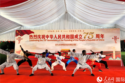 肯尼亞青年表演中國武術(shù)。人民網(wǎng)記者 黃煒鑫攝