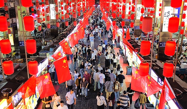 國慶臨近，河南省洛陽市老城歷史文化街區(qū)裝扮一新，國旗招展，處處洋溢著濃厚的國慶節(jié)日氛圍。來源：人民圖片網(wǎng)