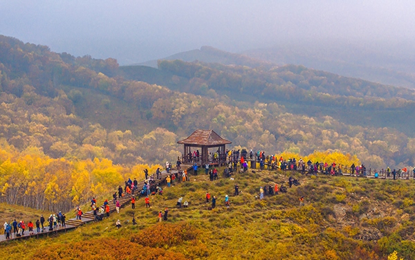 2024年9月27日，內(nèi)蒙古自治區(qū)赤峰市克什克騰旗烏蘭布統(tǒng)景區(qū)層林盡染，游人如織，風光如畫。來源：人民圖片網(wǎng)