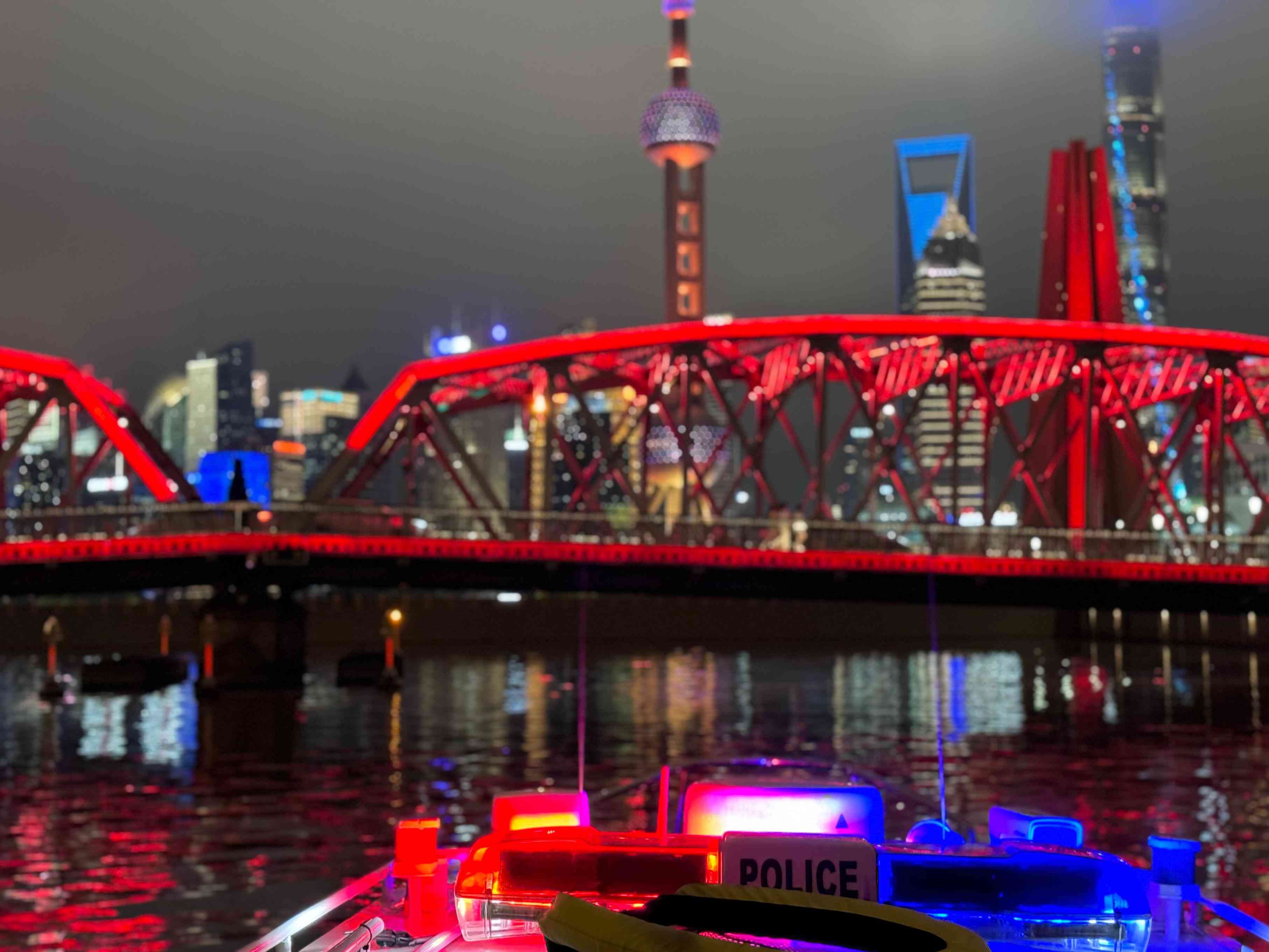 公安艇夜間巡邏。人民網(wǎng)記者 郝萍攝