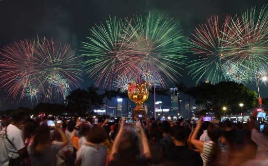 10月1日晚，香港國慶煙花匯演在維多利亞港舉行，慶祝中華人民共和國成立75周年。新華社記者 陳鐸 攝