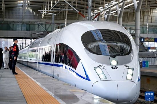 10月1日，由銀川開往惠農(nóng)的C8218次列車從銀川站駛出。