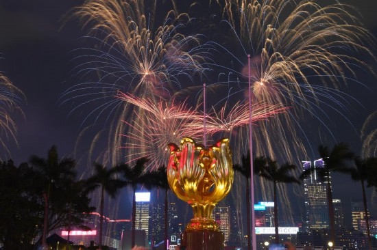 10月1日晚，香港國慶煙花匯演在維多利亞港舉行，慶祝中華人民共和國成立75周年。新華社記者 陳鐸 攝