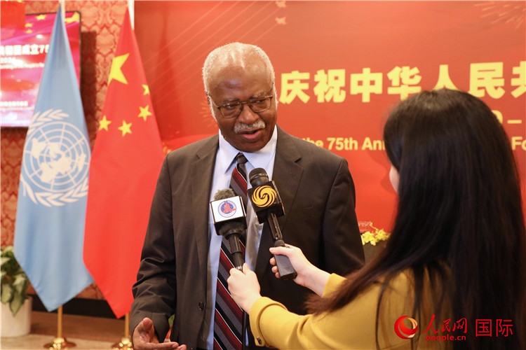 聯(lián)大主席菲勒蒙在招待會(huì)現(xiàn)場接受媒體采訪，他向中國政府和人民致以節(jié)日祝賀，表示中國的發(fā)展成就令人驚嘆。人民網(wǎng)記者 李志偉攝