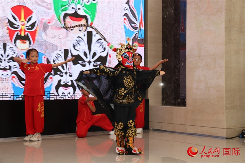 迪拜中國學校學生表演變臉。人民網(wǎng)記者任皓宇攝