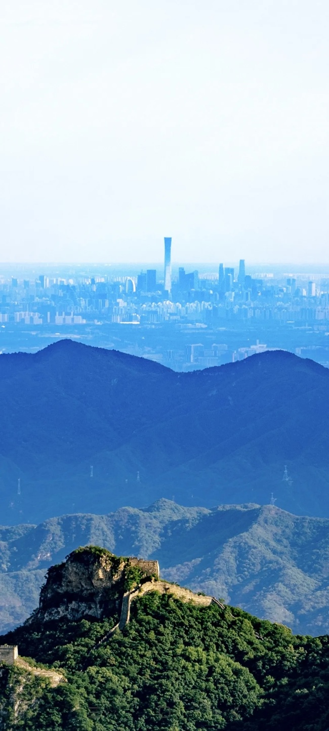 從長城上遠(yuǎn)眺，北京中央商務(wù)區(qū)清晰可見。（攝影：魯夢晗 王佰龍）