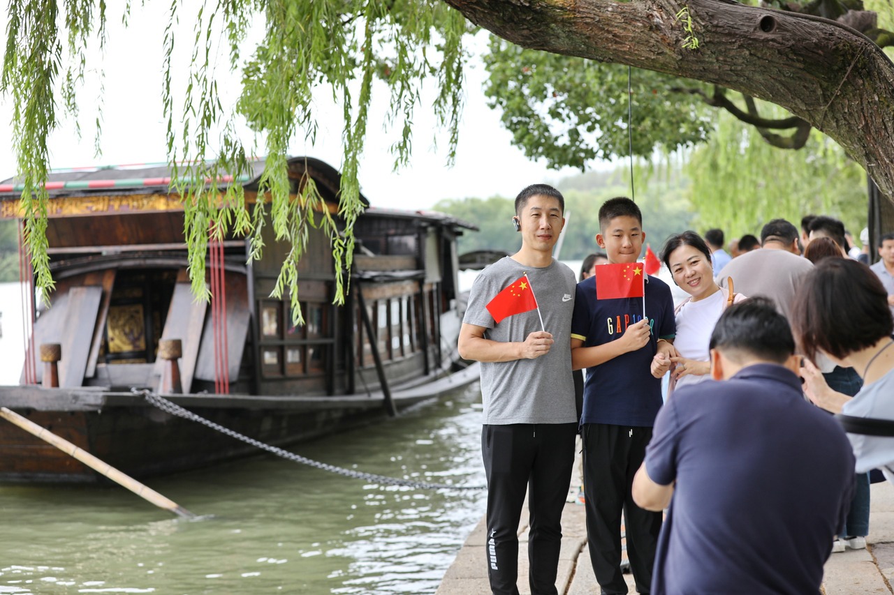 10月1日，市民在浙江省嘉興市南湖景區(qū)參加游園活動。新華社發(fā) 金鵬 攝
