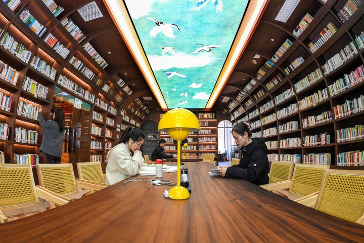 2024年1月4日，讀者在江西省宜春市袁州區(qū)珠泉街道獅子山公園城市書房內(nèi)閱讀、學(xué)習(xí)。新華社發(fā)（周亮 攝）