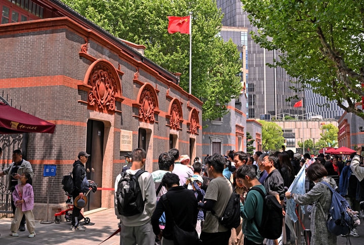 2024年5月3日，游客在位于上海的中共一大會址前參觀。新華社記者 劉穎 攝