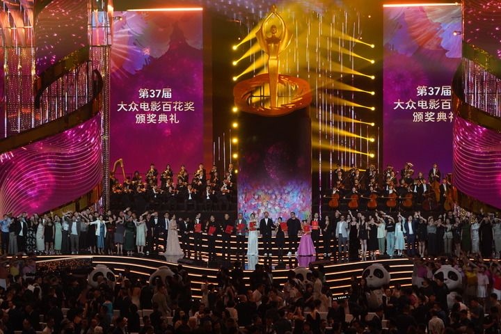 2024年8月4日，在四川成都，第37屆大眾電影百花獎獲獎?wù)吆痛蟊娫u審在舞臺上合影。新華社記者 唐文豪 攝
