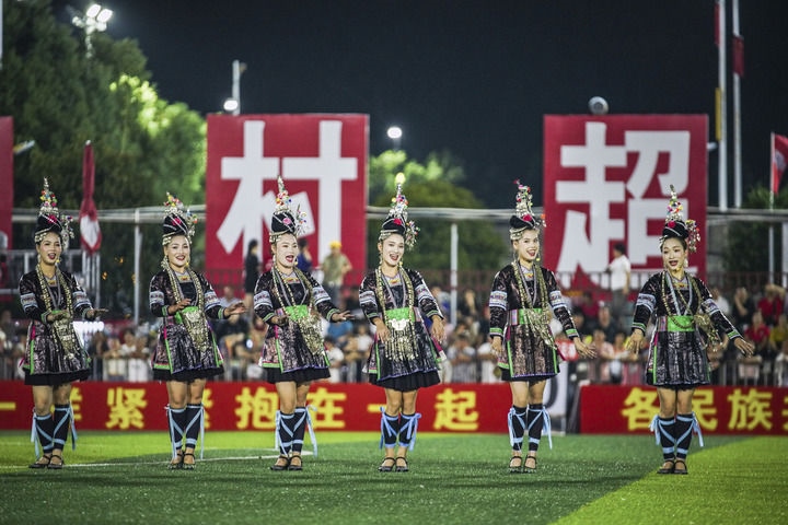 2024年9月28日，榕江縣侗族大歌隊的演員們在“村超”足球場上表演。當日，“發(fā)現(xiàn)中國之美·相約貴州村超”國際友誼賽在貴州省黔東南苗族侗族自治州榕江縣的“村超”足球場舉行。新華社記者 陶亮 攝